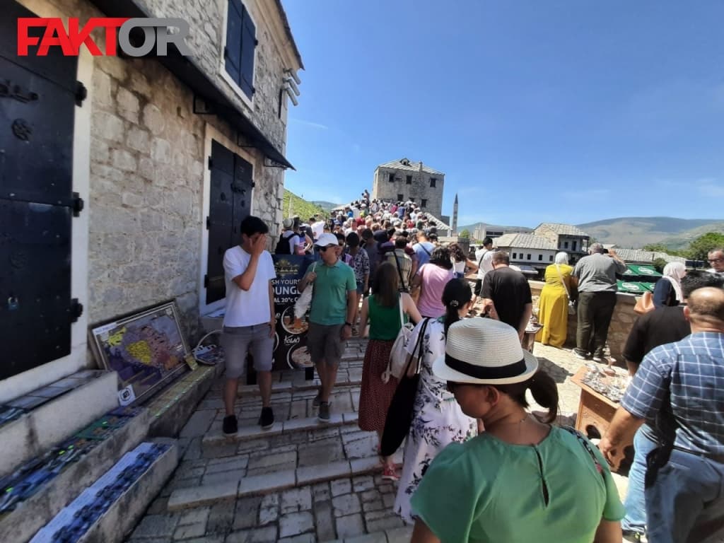 mostar-turisti1.jpg