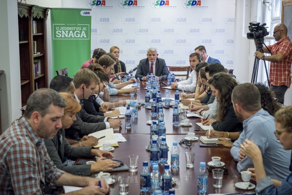 Šefik Džaferović sa stranim novinarima u Centrali SDA