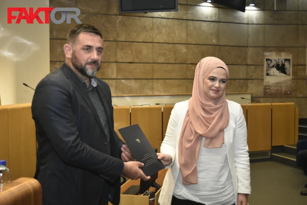 Potpisivanje i urucivanje ugovora Fedralnog ministra Edina Ramic