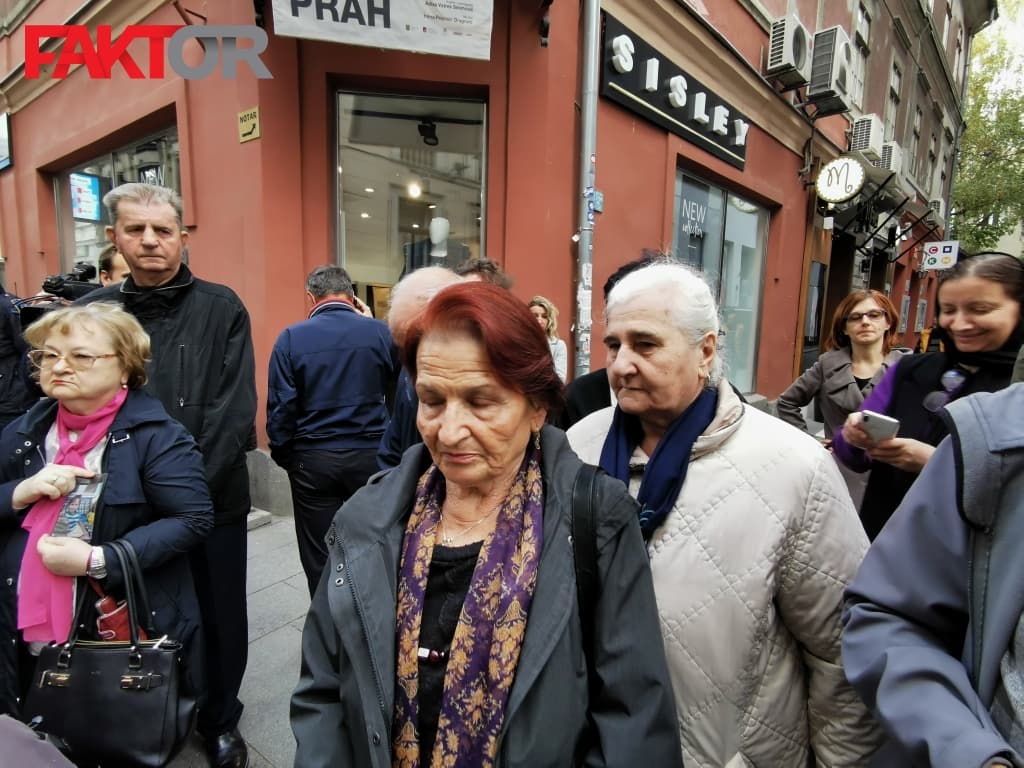Protest udruženja žrtava Švedska ambasada