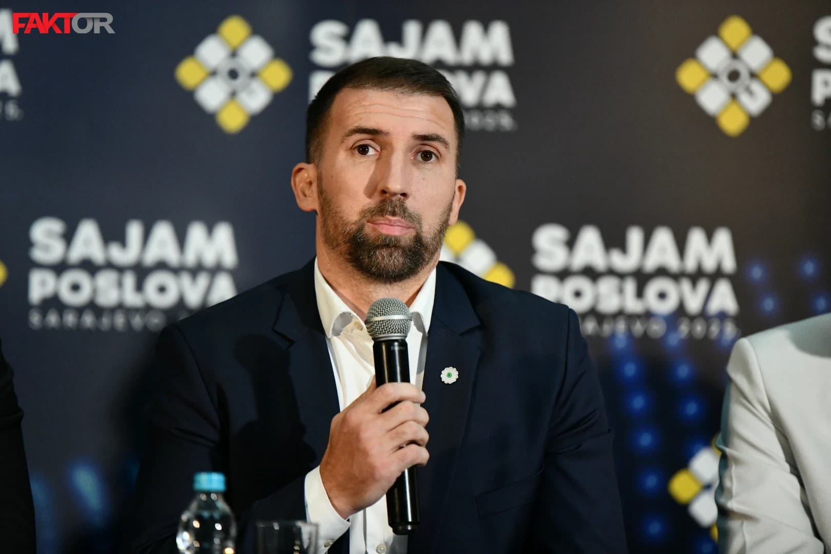 "Gledaj sebi posla", Adnan Delić