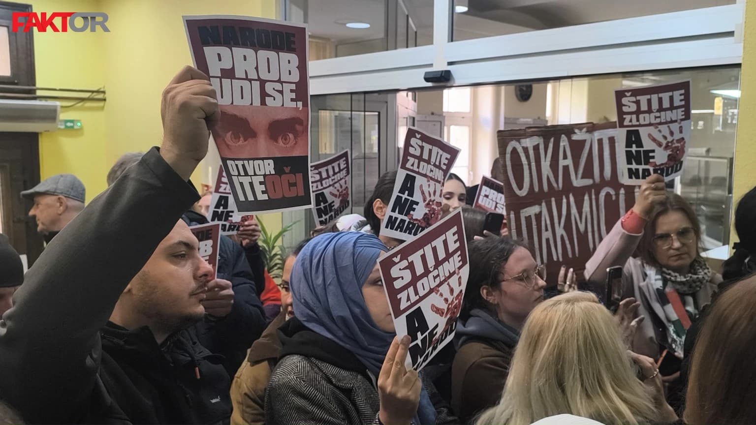 Protest građana pred Kantonom Sarajevo zbog utakmice