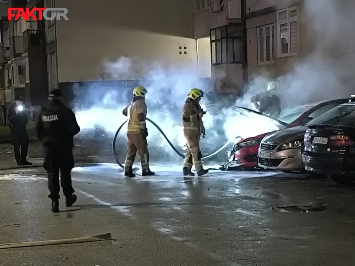 Požar zapaljeni auti u ulici Behdžeta Mutevelića