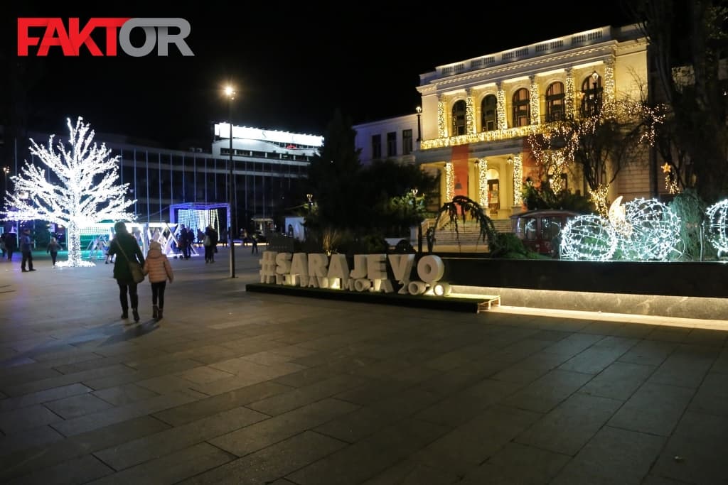 Praznična dekoracija i ukrasi na ulicama Sarajeva