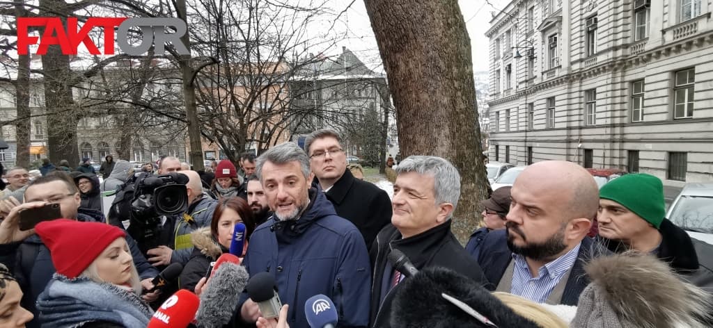 Protesti ispred Kantona Sarajevo povodm zagađenosti zraka 