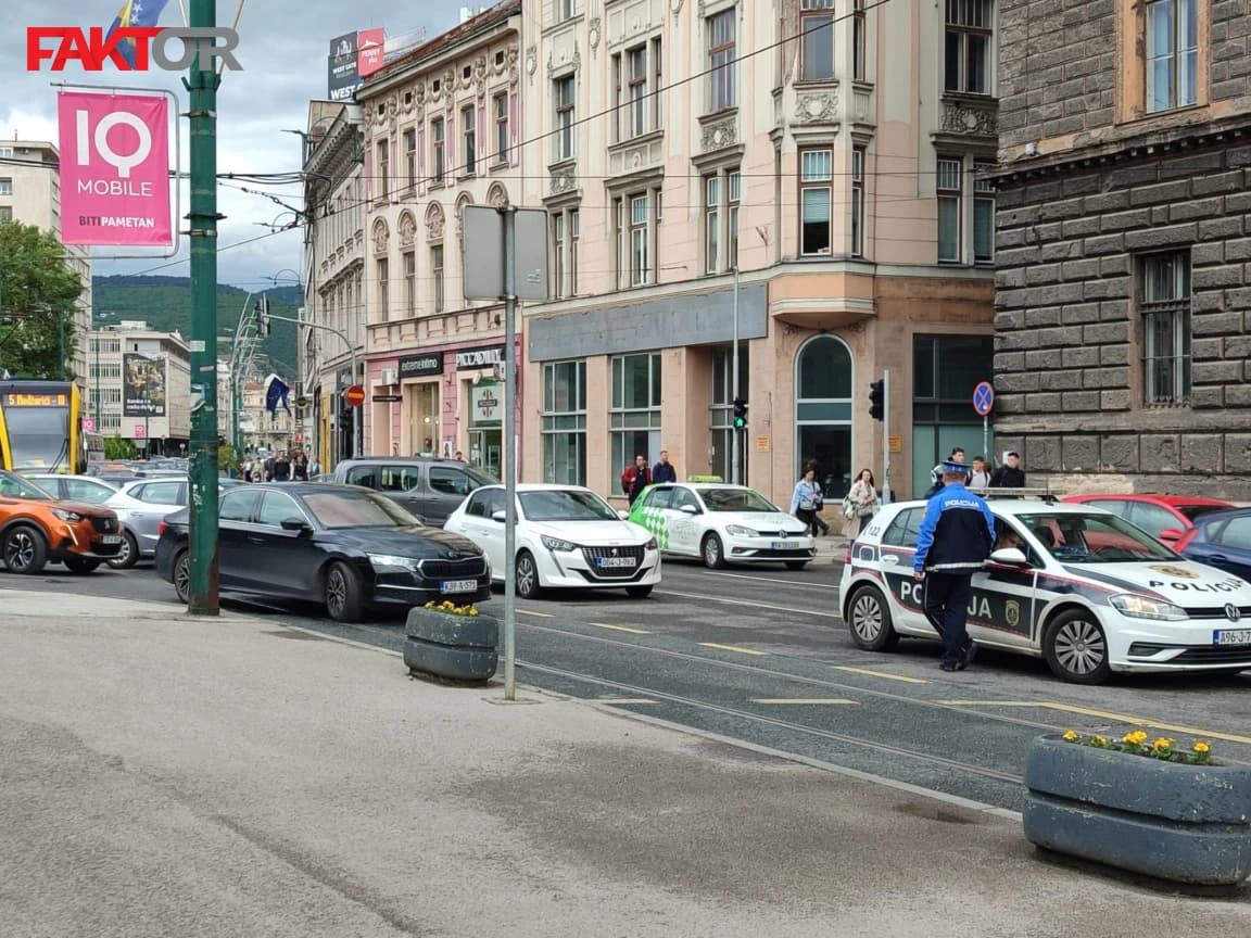 Udes kod Predsjedništva, Sarajevo, automobil, tramvaj