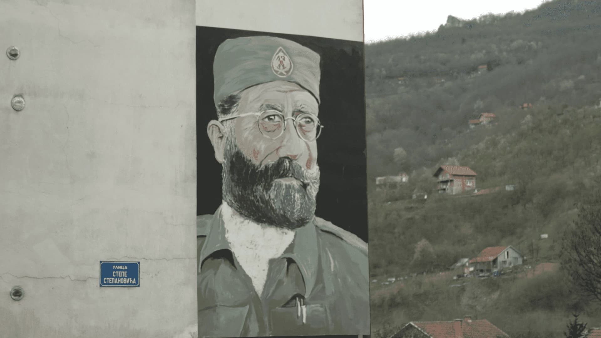 Mural Draže Mihailovića na zgradi u Foči