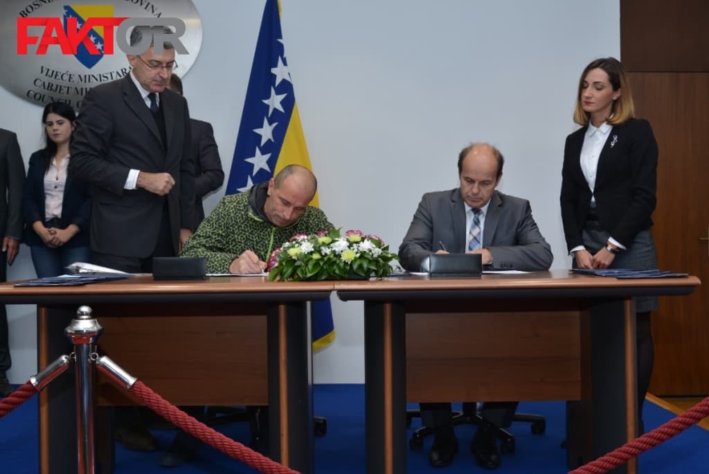 Adil Osmanovic potpisivanje 03.10..2018. DSC_1609.jpg