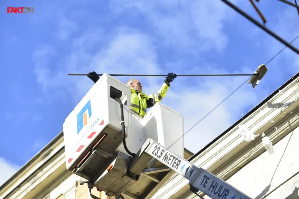 Komunalci užurbano uklanjaju snijeg i ledenice sa krovova zgrada