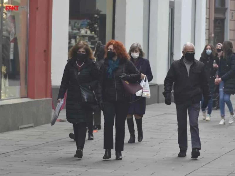 Šetači s maskama 