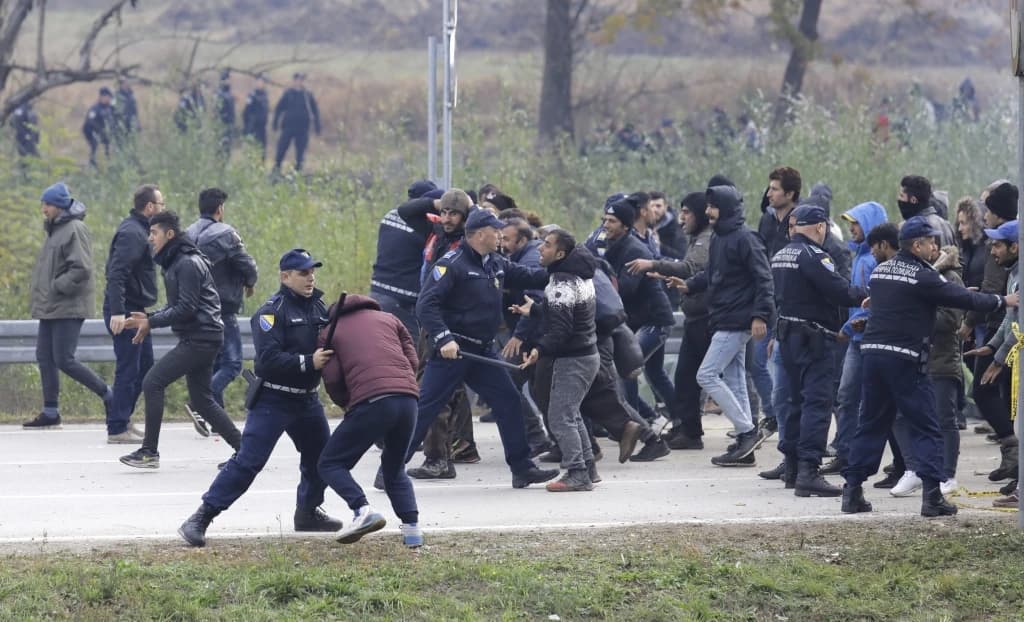 Migranti probili policijski kordon i stigli na most koji vodi ka Hrvatskoj