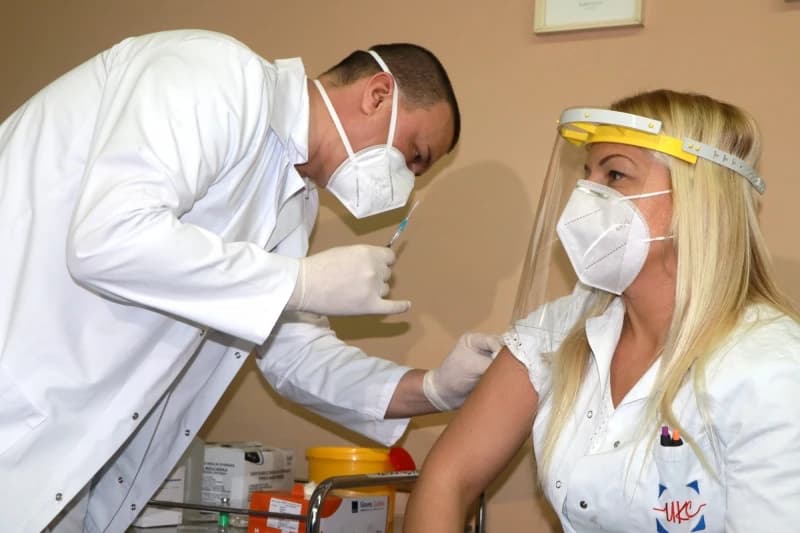 Počela vakcinacija radnika UKC-a Tuzla: Prioritet medicinari iz COVID bolnice