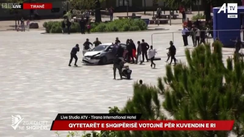 Opasna vožnja na trgu u Tirani