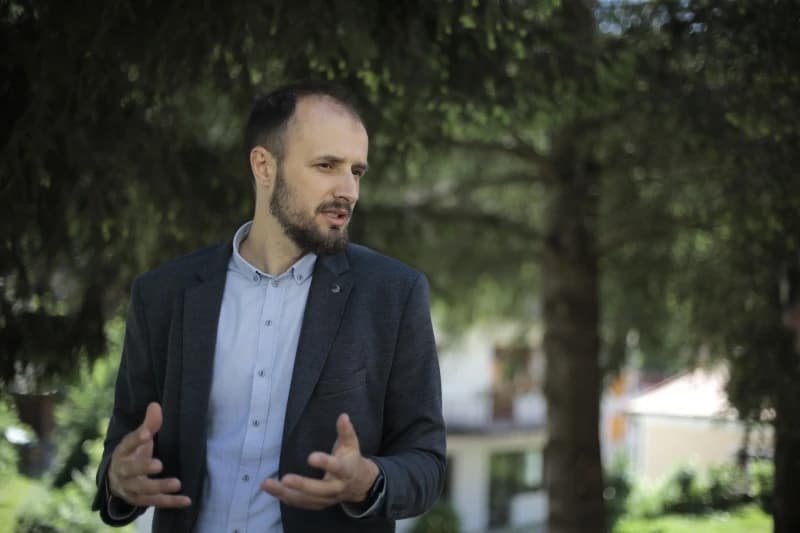 Povratnik u Srebrenicu: Svi muški članovi porodice imama Ahmeda Hrustanovića ubijeni u genocidu