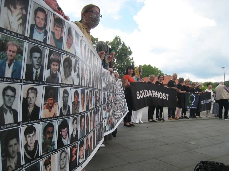 Mirni protest "Žena Srerenice" u Tuzli