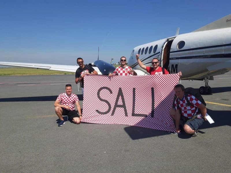 Molili supruge da ih puste: Navijači Hrvatske unajmili avion za Škotsku, završili u drugoj državi