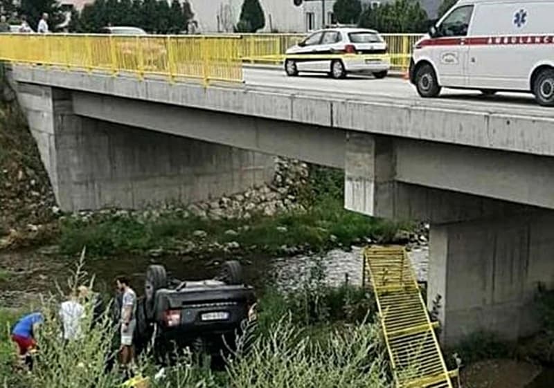 Automobil završio na krovu