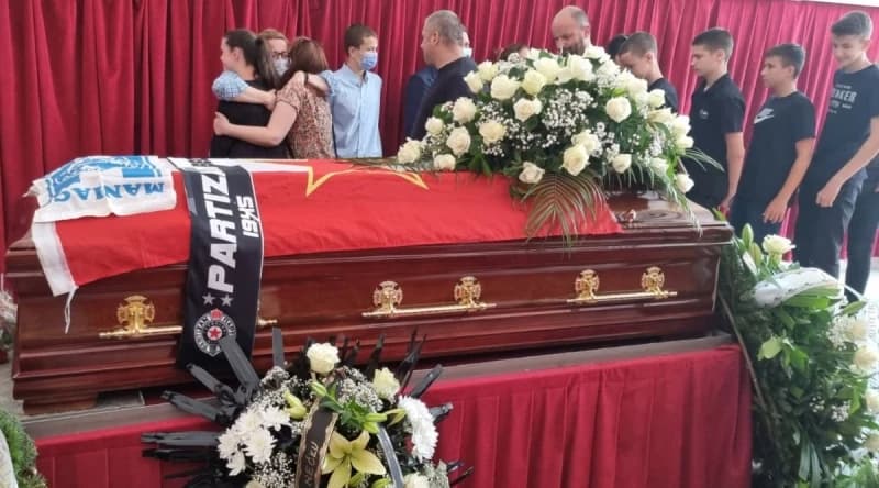 Nedžad Ibrahimpašić sahranjen sa zastavom Želje i šalom Partizana