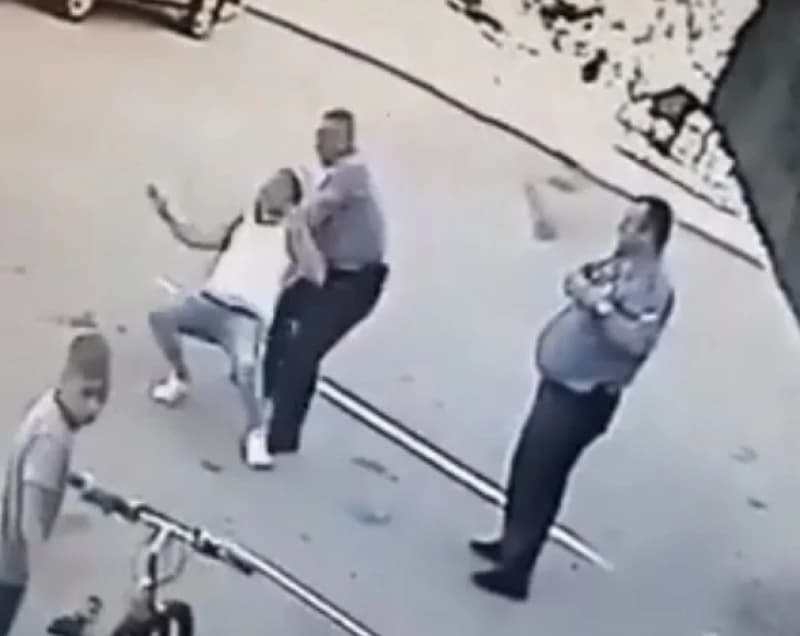 Pogledajte kako policajci u Srebreniku tuku muškarca koji im ne pruža nikakav otpor