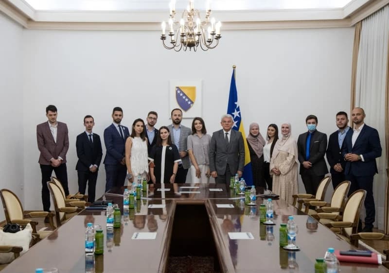 Šefik Džaferović s polaznicima Ljetne škole diplomatije