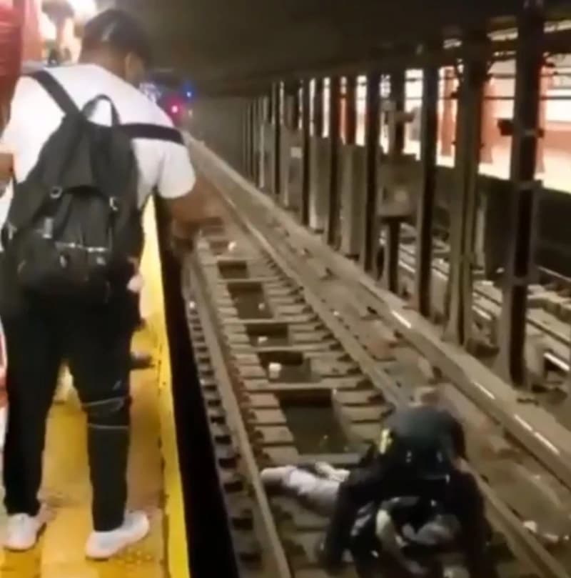 Spašavanje sa pruge u Bronx-u