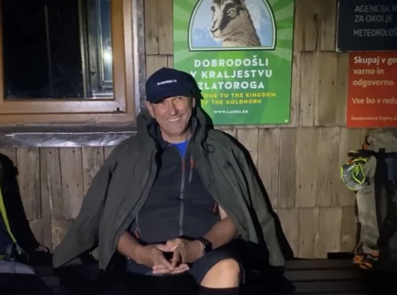 Janez Janša ispred kolibe