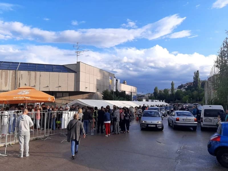Zetra, redovi za vakcinaciju 