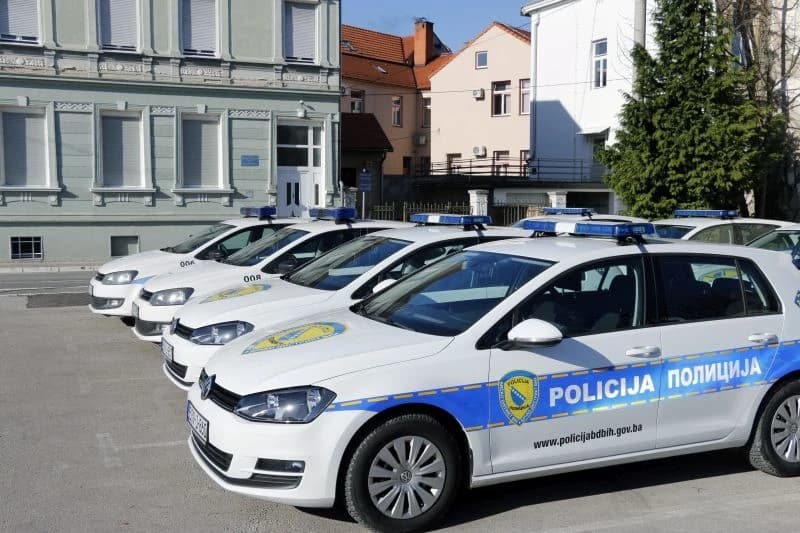 Tukao nevjenčanu suprugu, vrijeđao policajce, uhapšen pa pokušao pobjeći iz policijskog vozila