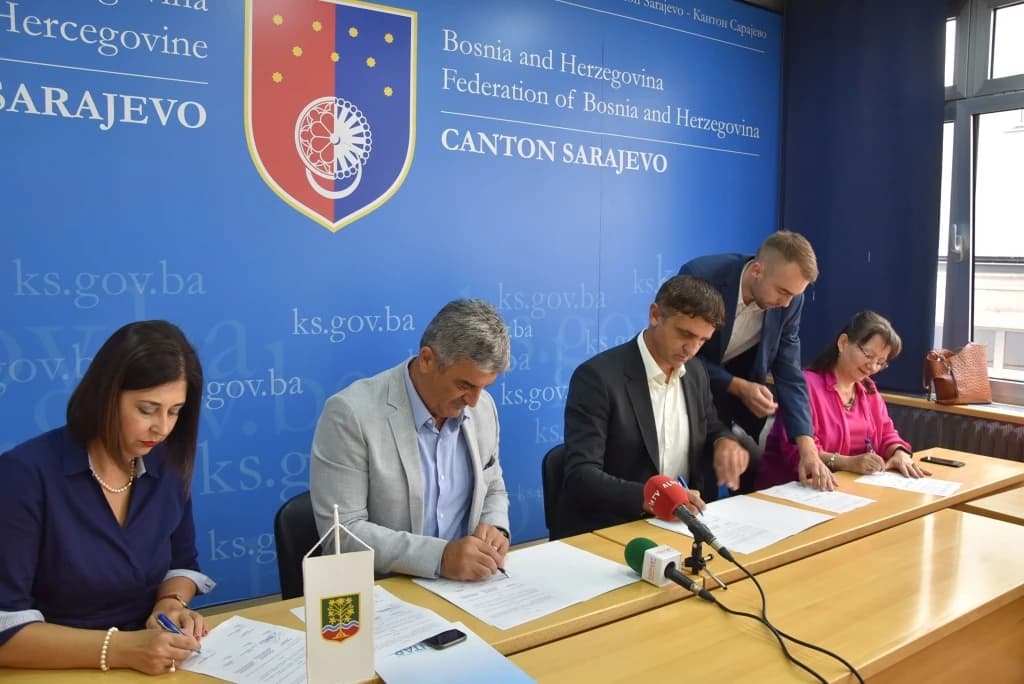 Nedžad Ajnadžić i Elvir Kazazović potpisuju ugovor