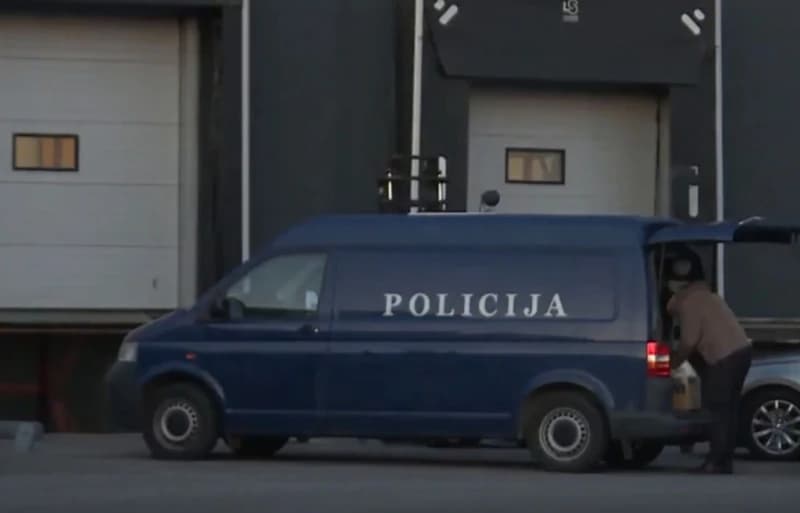 Policija pretresa skladište