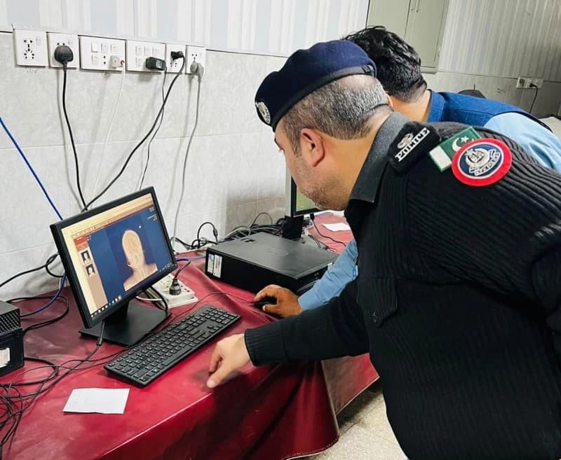 Policija u Pakistanu pregleda snimak