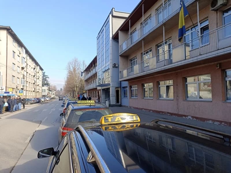 Taksisti ispred Gradske uprave Živinice