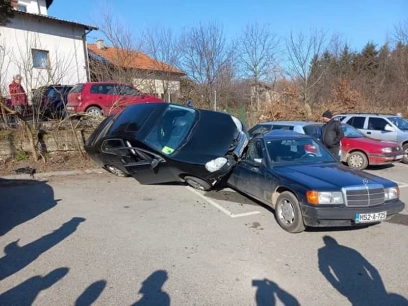 Nesreća kod UKC-a Tuzla: "Jetta" završila na "mercedesu", nije bilo povrijeđenih