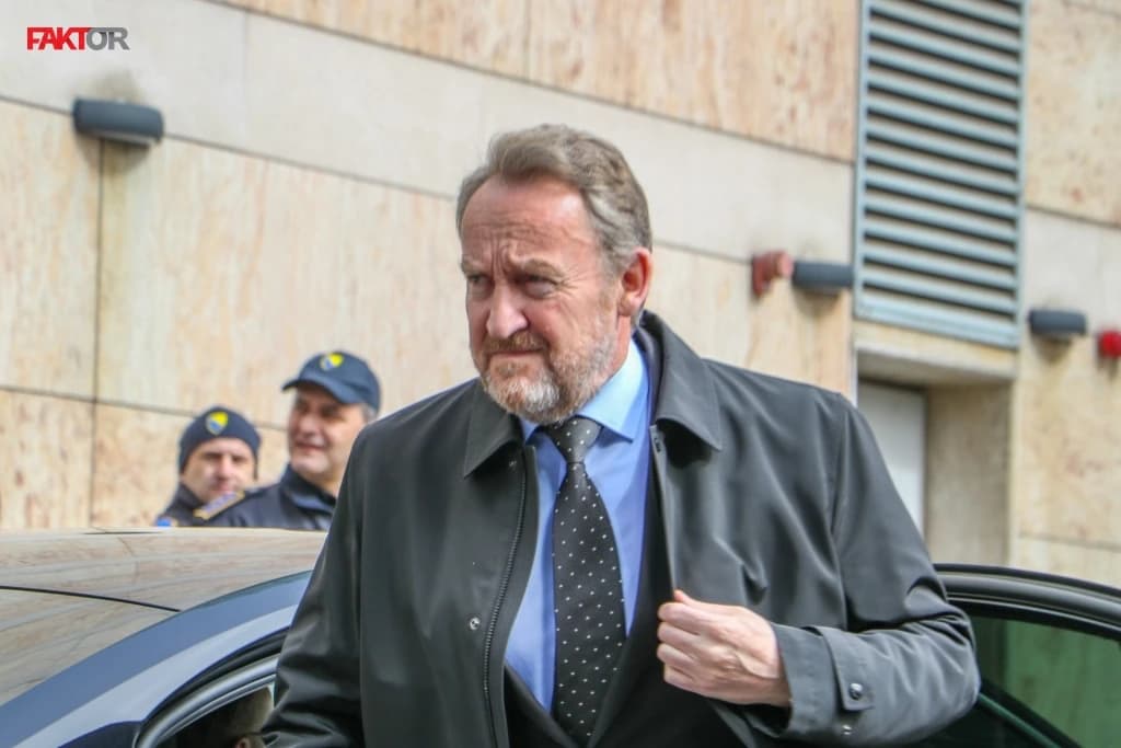 Sastanak sa Borrellom: Izetbegović, Dodik i Čović stigli u zgradu Delegacije EU-a