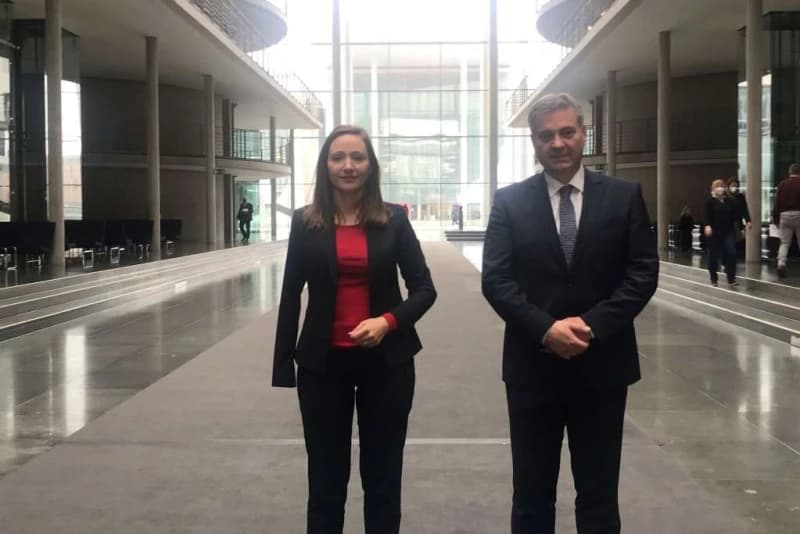 Jasmina Hostert i Denis Zvizdić 
