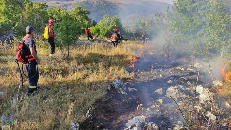 Požar na Tušnici kod Livna prijeti porodičnim kućama