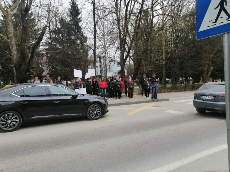 Protest građana pred Opoćinom Velika Kladuša