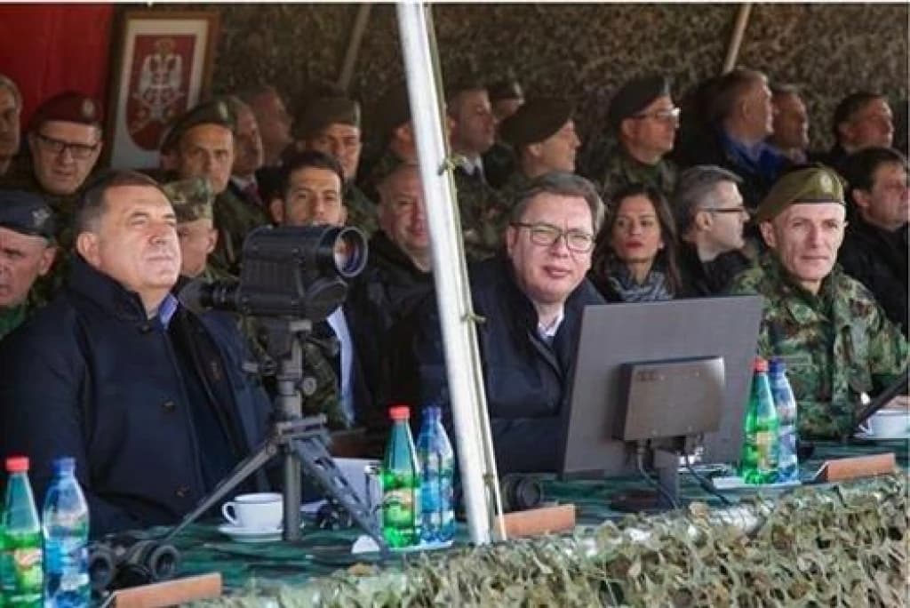 Milorad Dodik u društvu Aleksandra Vučića prati posljednju vojnu vježbu Vojske Srbije