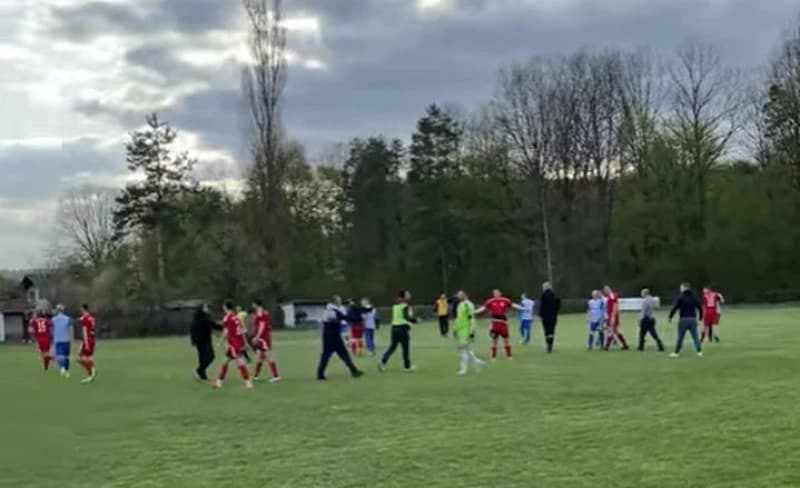 Ružne scene sa bh. terena: Opća tuča, utrčali i navijači, sudije odmah pobjegle