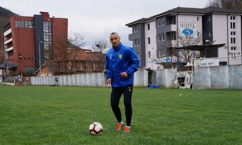 Novopazarac Edin Ferizović posti i profesionalno igra fudbal u 45. godini