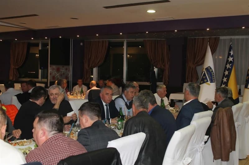 Šerif Špago na iftaru sa komandantima