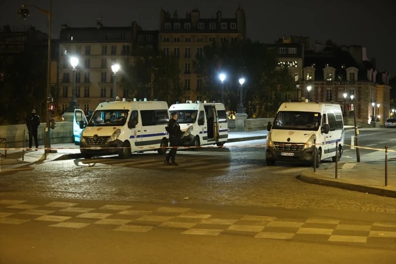 Policija u Parizu pucala na automobil, ubijene dvije osobe