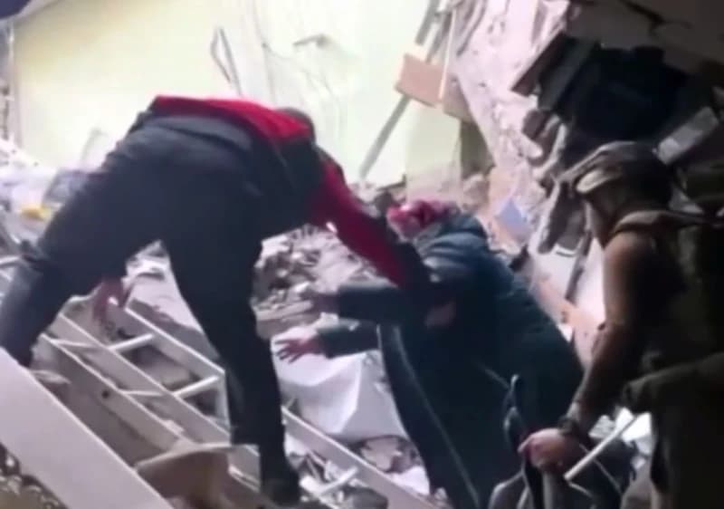 Izvlačenje civila iz čeličane