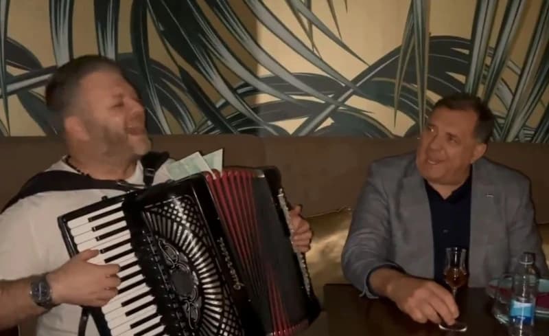 Milorad Dodik i harmonika