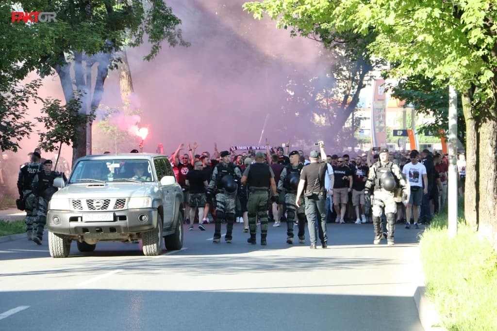 Sjajan ambijent pred utakmicu sezone: Navijači Sarajeva u korteu krenuli prema Bilinom polju