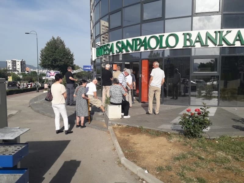 Penzioneri ispred banke 