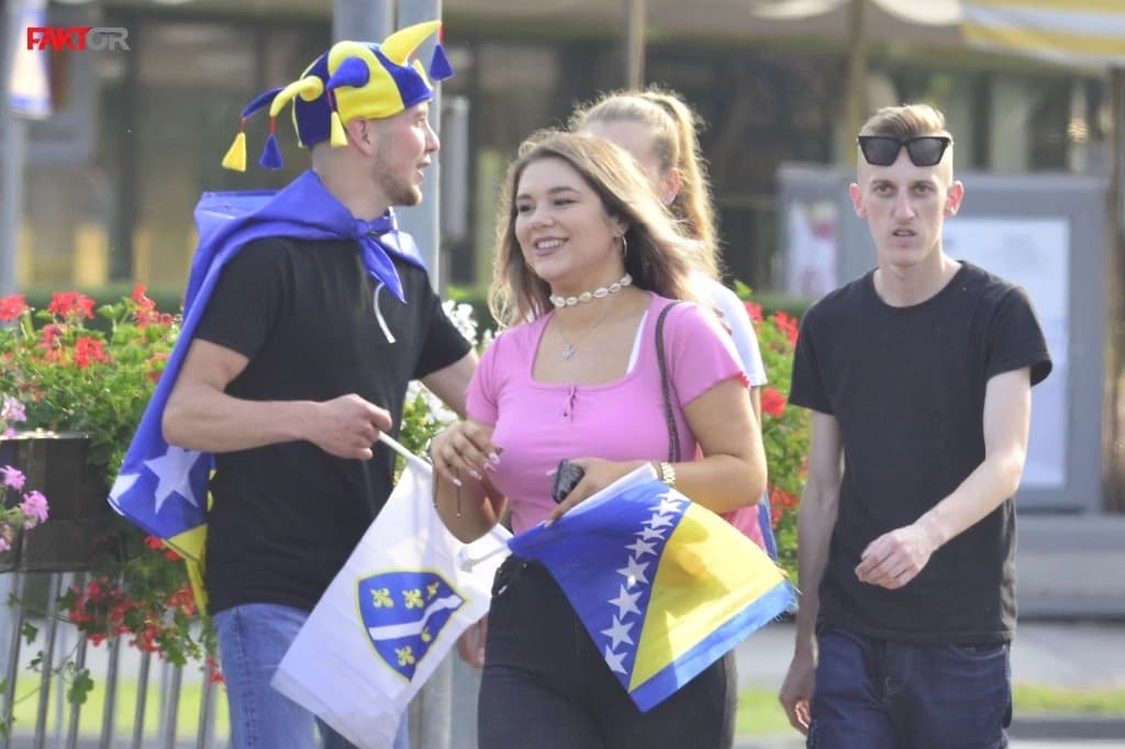 Nema euforije na zeničkim ulicama, ali navijači iz svih dijelova BiH dolaze Zmajevima pružiti podršku