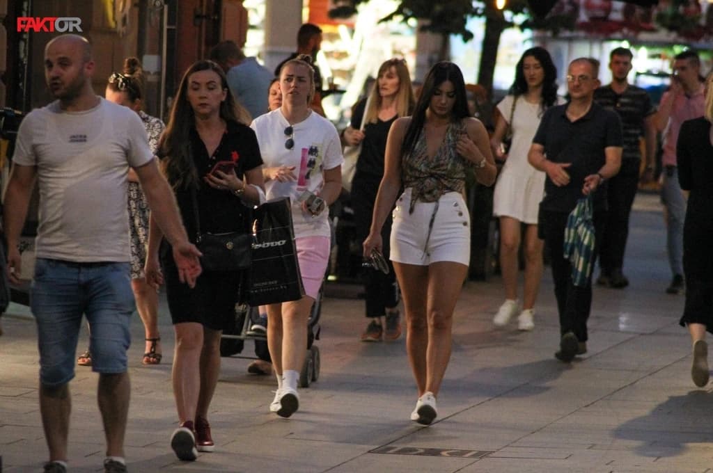 Mnogobrojni šetači na ulicama Sarajeva 