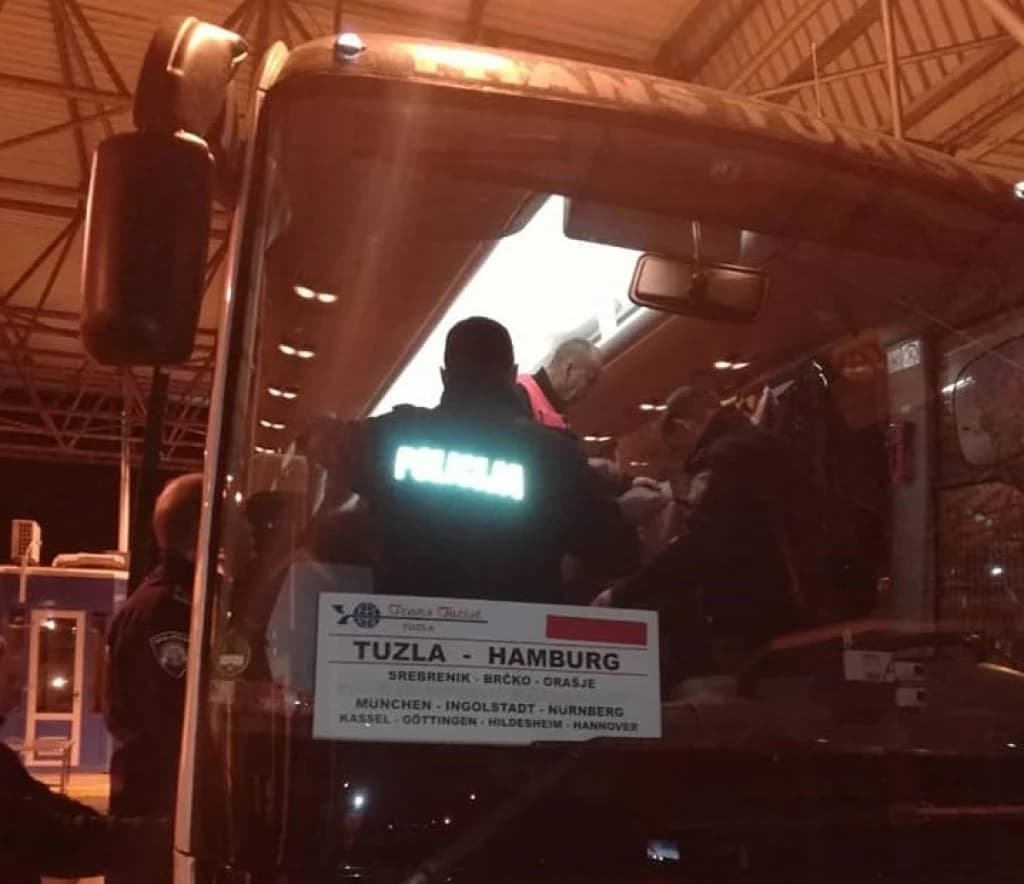 Putnici tuzlanskog Transturista pomogli ženi da se porodi u autobusu 