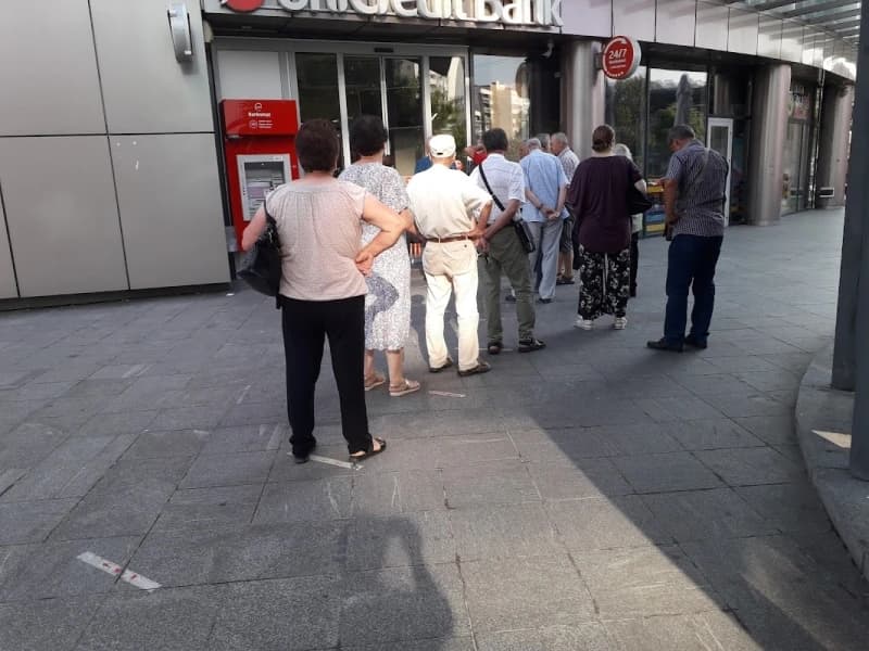 Penzioneri pred bankom 